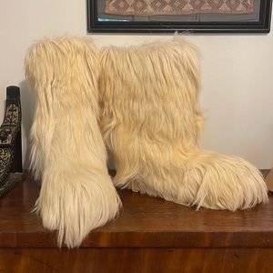 Vintage abominable snowman winter boots